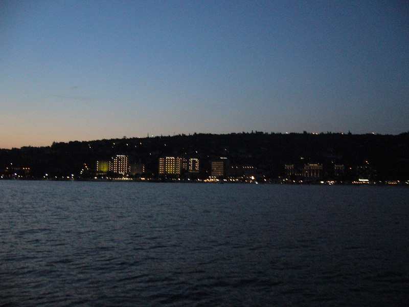 Portoroz este. Itt horgonyzom.
