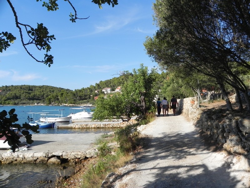 Majd gyalogosan indultunk neki, keresve az utat Vela Luka felé.