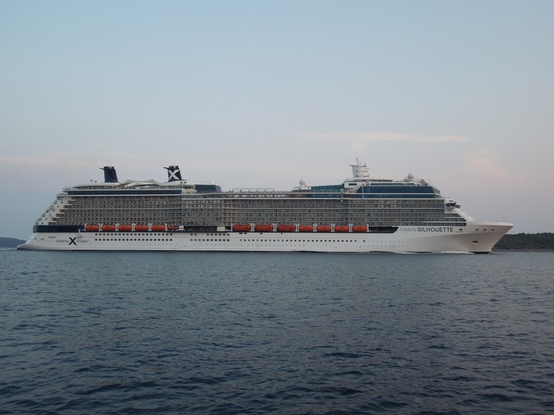 Már esteledett, amikor egész közel elhaladt egy nagy utasszállító.