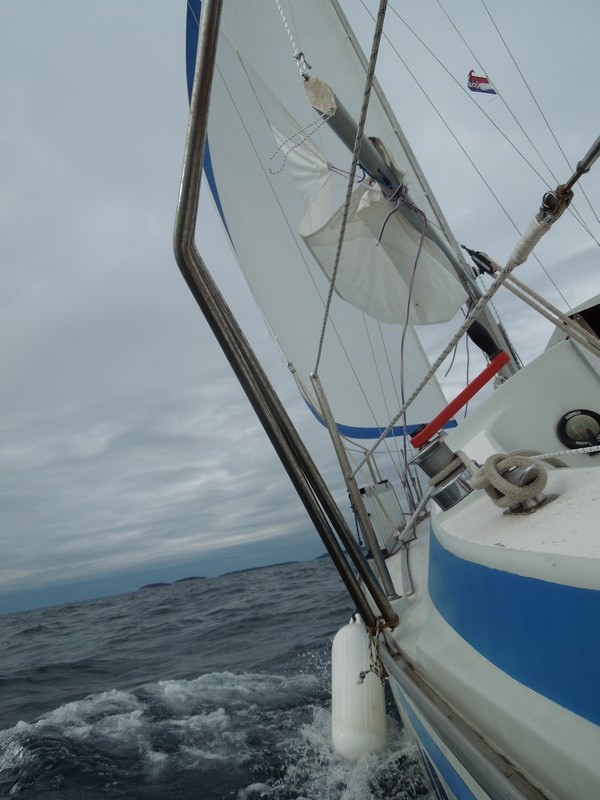 Távolban Rovinj. Mit keres a puffer a vízben???